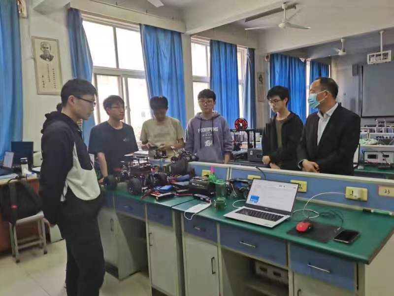 校领导调研学生生活和基层周末值守情况