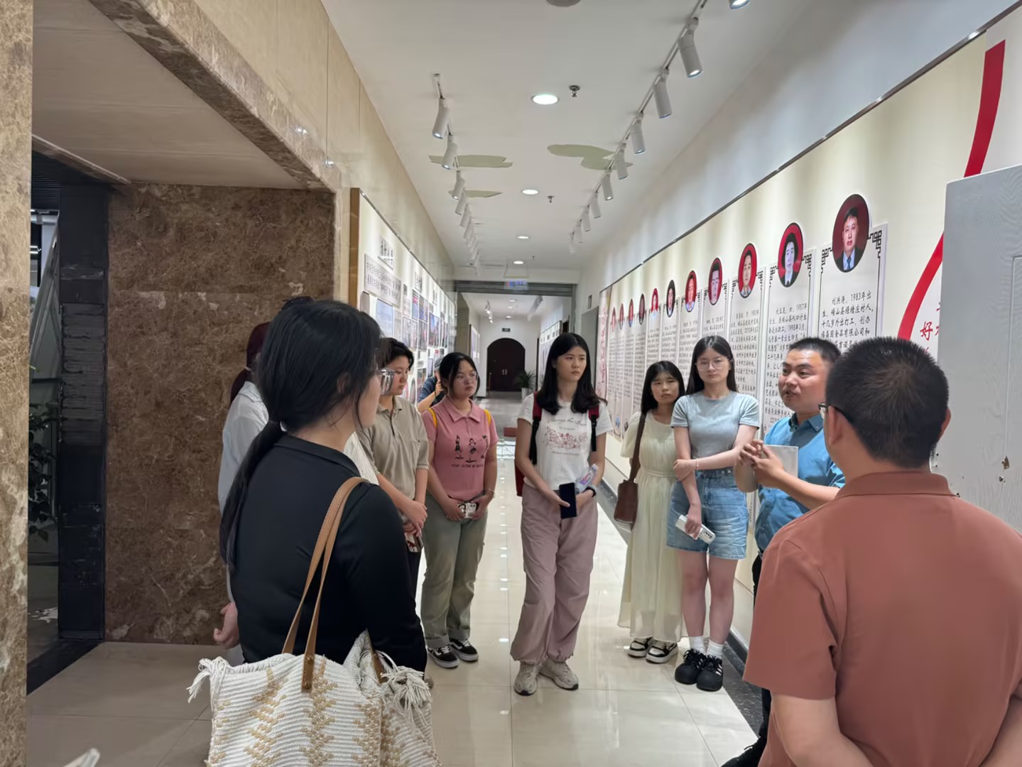 外国语学院党委赴竹沟开展“走基层，服务群众”主题党日活动