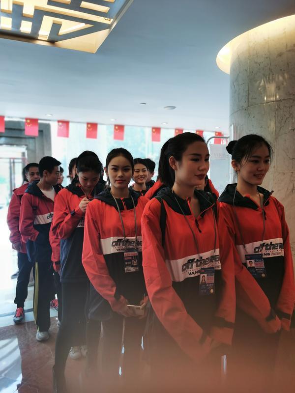 说明: 揭秘:河南彩车上的8位“花仙子”,她们是谁?
