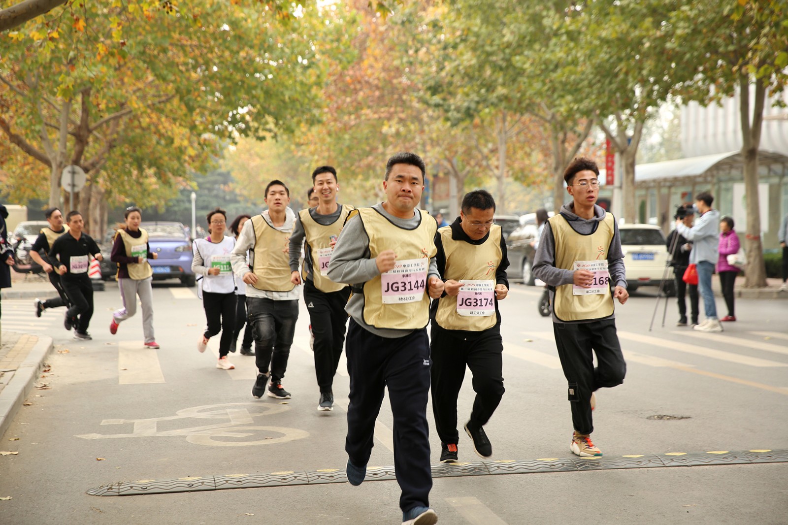 【配图】校园微型马拉松 中原工学院180(4011918)-20191118185629.jpg 【配图】校园微型马拉松 中原工学院180(4011918)-20191118185629.jpg