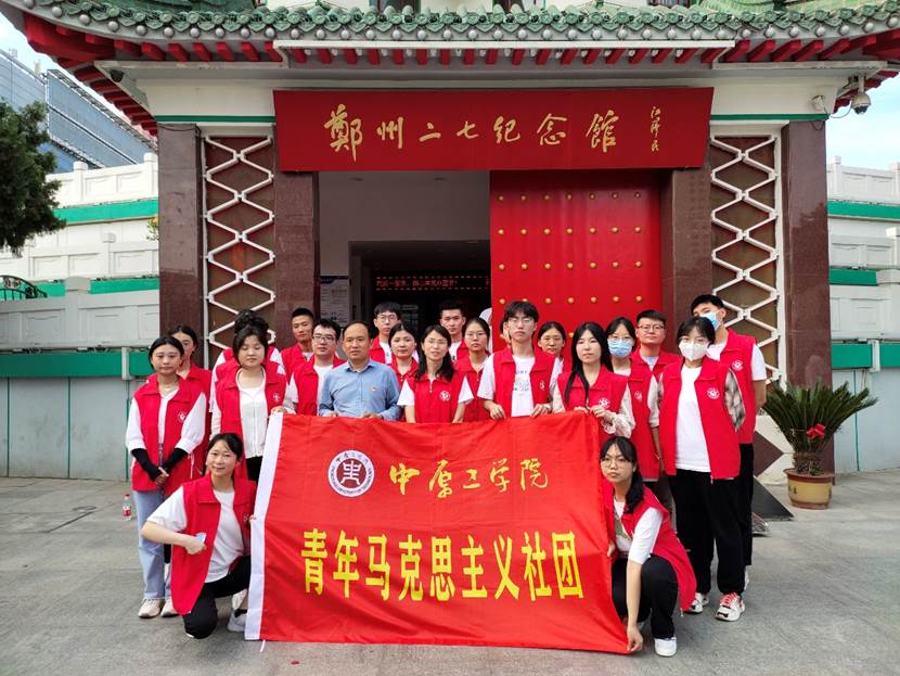 图片包含 户外, 建筑, 人, 男人描述已自动生成