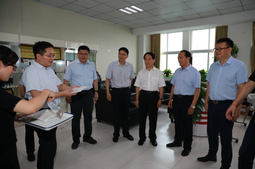 省政协副主席、九三学社河南省委主委张亚忠一行到我校考察调研