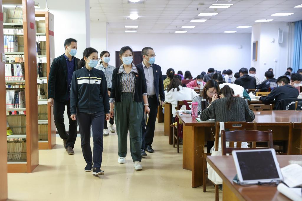 校领导到图书馆检查指导疫情防控和读者服务保障工作