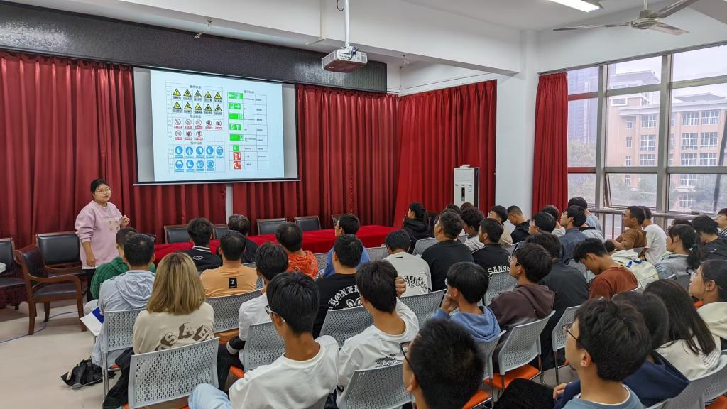 物理与光电工程学院举行2023级新生实验室安全培训会