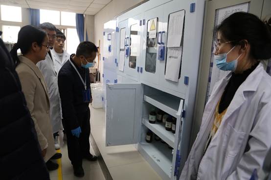 压实安全责任 筑牢安全防线  我校对实验室危险化学品安全隐患进行全面排查