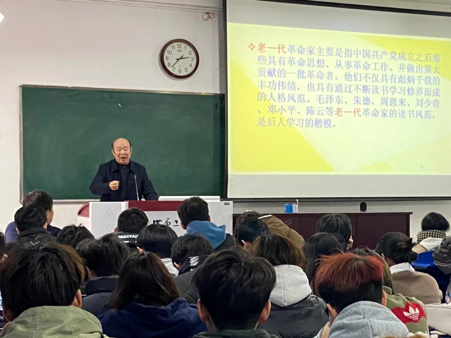 我校原图书馆馆长张怀涛应邀为服装学院、纺织学院作报告