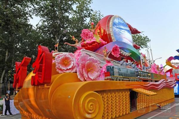 说明: 揭秘:河南彩车上的8位“花仙子”,她们是谁?