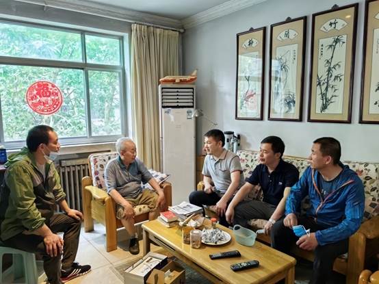 离退休处党委开展“七一”走访慰问活动
