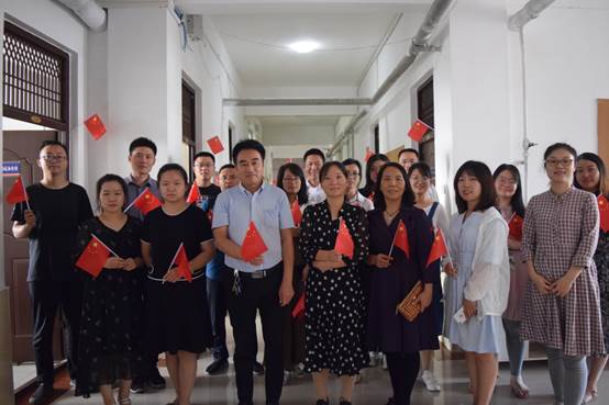 说明: C:\Users\Administrator\Desktop\70周年系列活动\建筑工程学院党委开展庆祝新中国成立70周年系列活动\1悬挂国旗.jpg