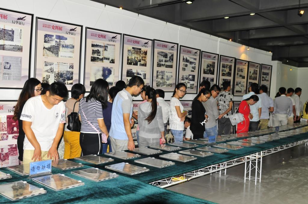 “纪念抗日战争胜利70周年—日军镜头里的侵华暴行史料校园巡展”在我校举行