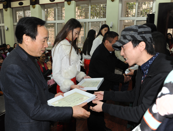 中原工学院副院长董丞明教授为获奖选手颁奖。杜琛 摄