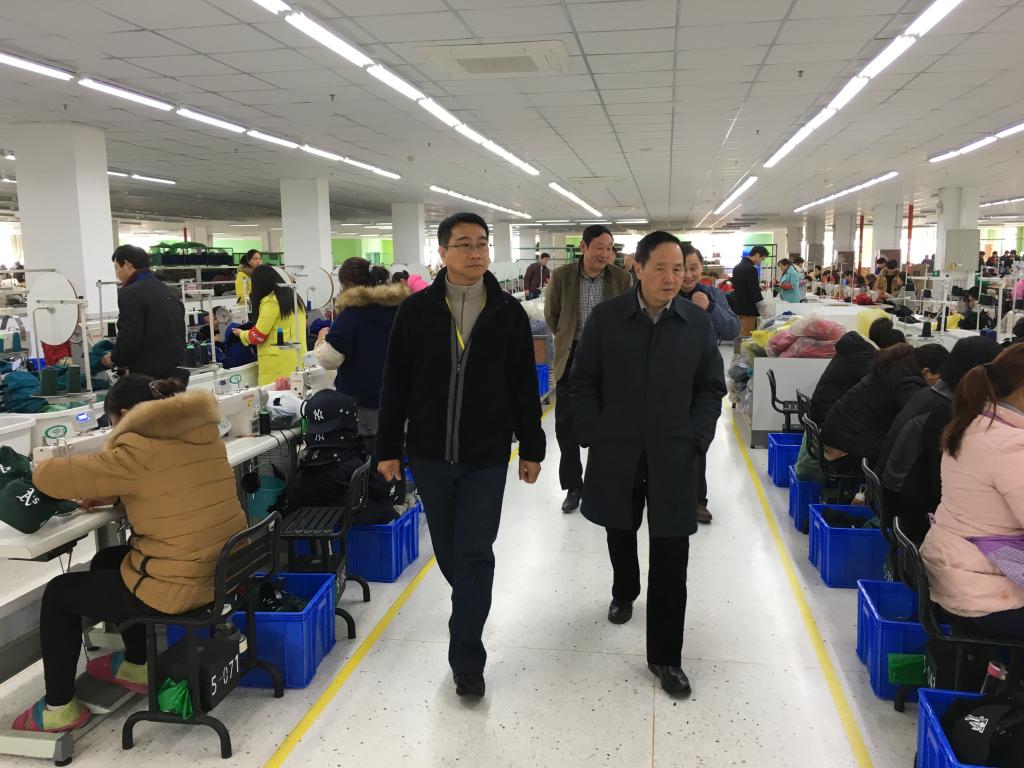 我校专家组赴邓州考察纺织服装产业