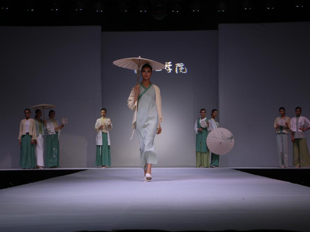 我校2016届毕业生服装设计作品展演隆重举行 新闻媒体广泛关注报道