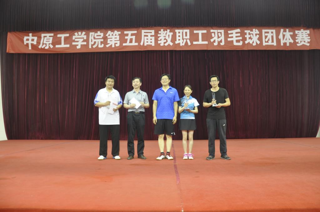我校举行第五届教职工羽毛球团体赛