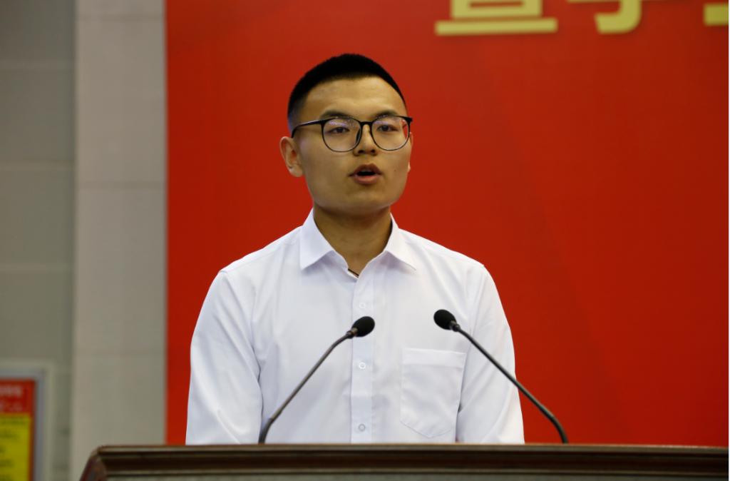 学生代表艺术设计学院视传143班蔡家豪同学发言