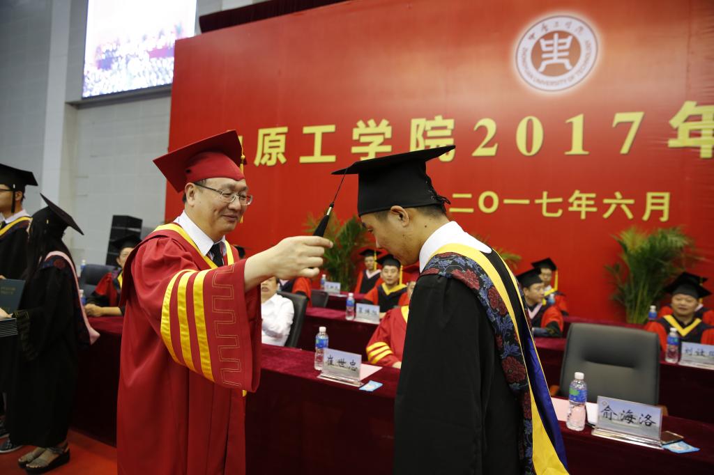 俞海洛校长为毕业生扶正流苏
