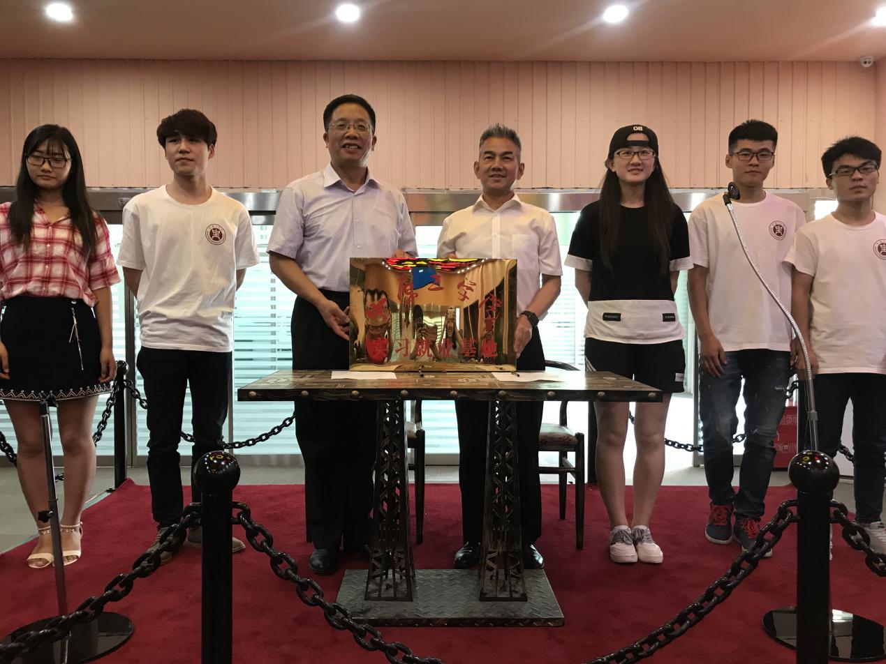 刘志刚副书记一行参加“首届全国纺织跨境电商人才创新创业大赛”闭幕式并与企业签订就业实习基地协议