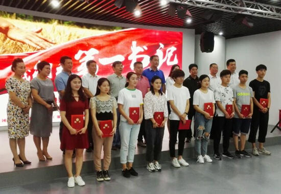 启动仪式后,编剧和第一书记们合影留念