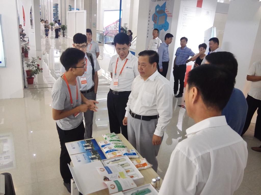 四平市委书记赵晓君莅临我校展台 期待与我校深入合作