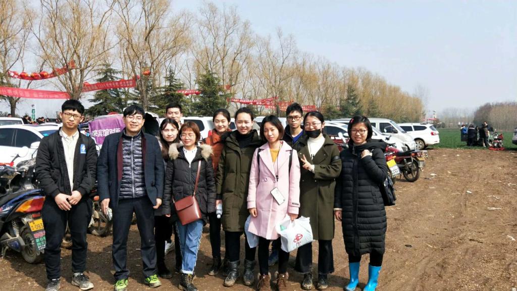 新传师生在马街书会现场