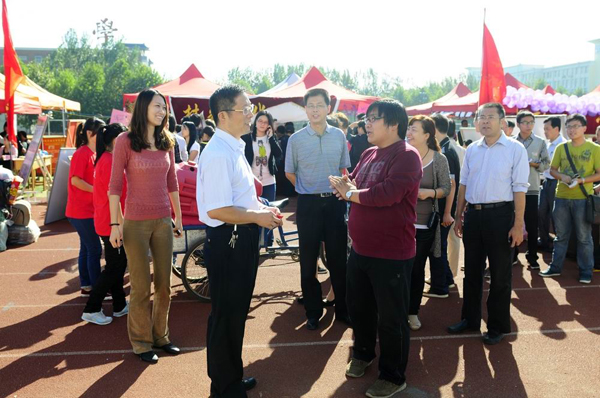 校党委副书记刘志刚查看新生接待工作并看望慰问新生及家长