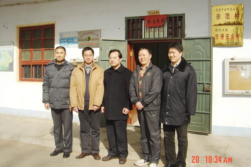 我校驻北贾村新老工作队员进行工作交接