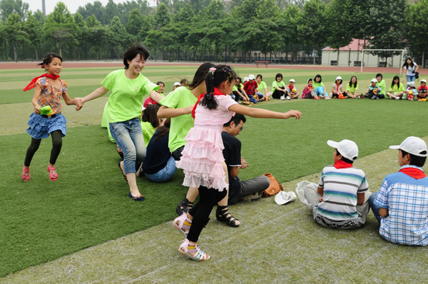 六一儿童节 土山店希望小学的孩子们在我校度过