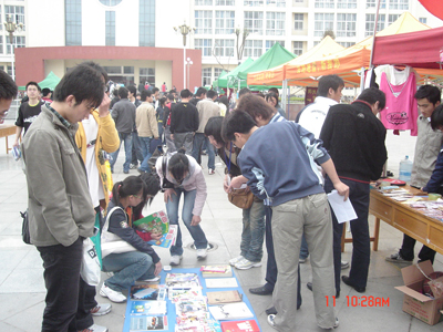 首届以物易物交易会举行