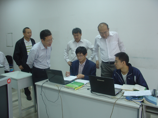 范晓伟副院长看望参加全国研究生数学建模竞赛的指导教师和学生