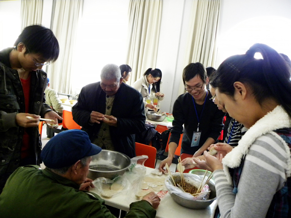 我校学生与孤寡老人共过冬至