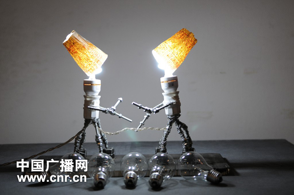 中广网:变废为宝 大学生用废弃卡制成立体构成作品