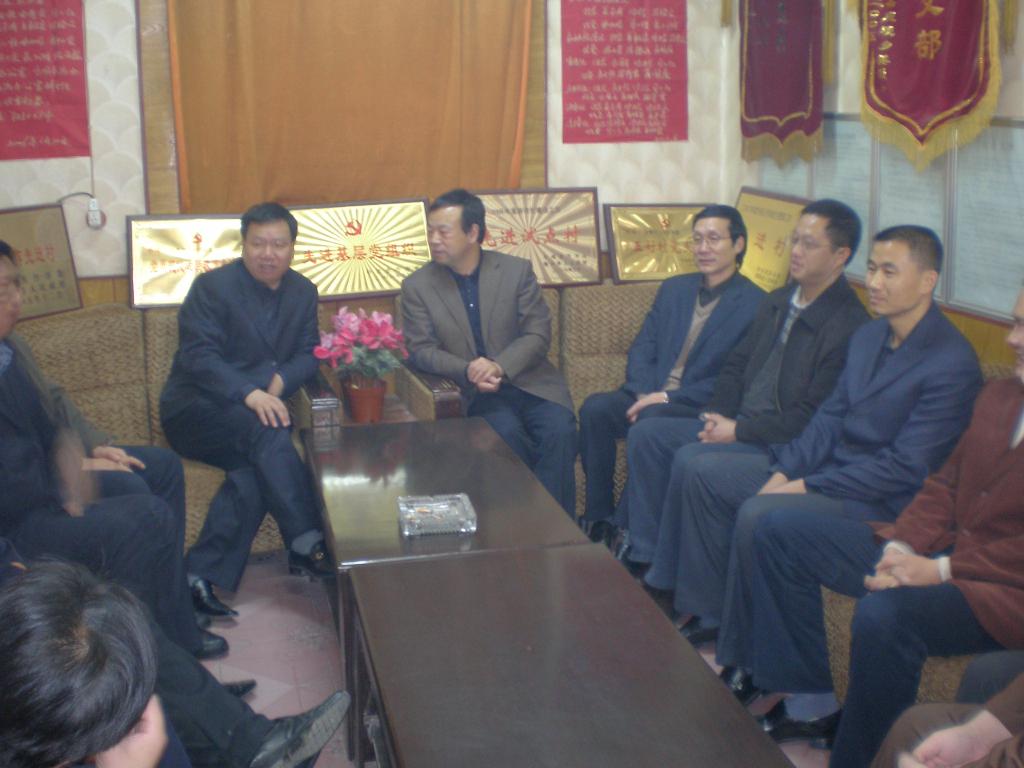 校党委副书记薛志强到北贾村调研新农村建设工作并慰问驻村工作队员