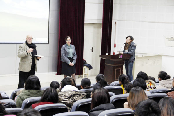 英国曼彻斯特城市大学专家来我校访问和授课