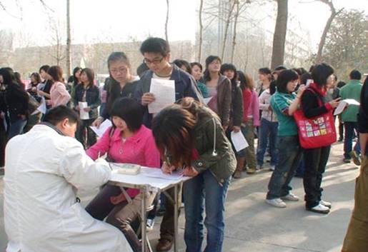 亚太国际学院学生踊跃无偿献血 以实际行动传播爱心