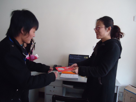 中国日报网：中原工学院学生开展“三八”节感恩女教师活动