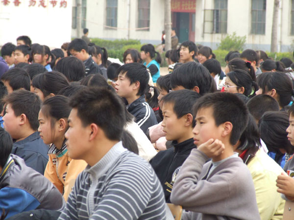 大学生把“模拟法庭”搬进中学校园