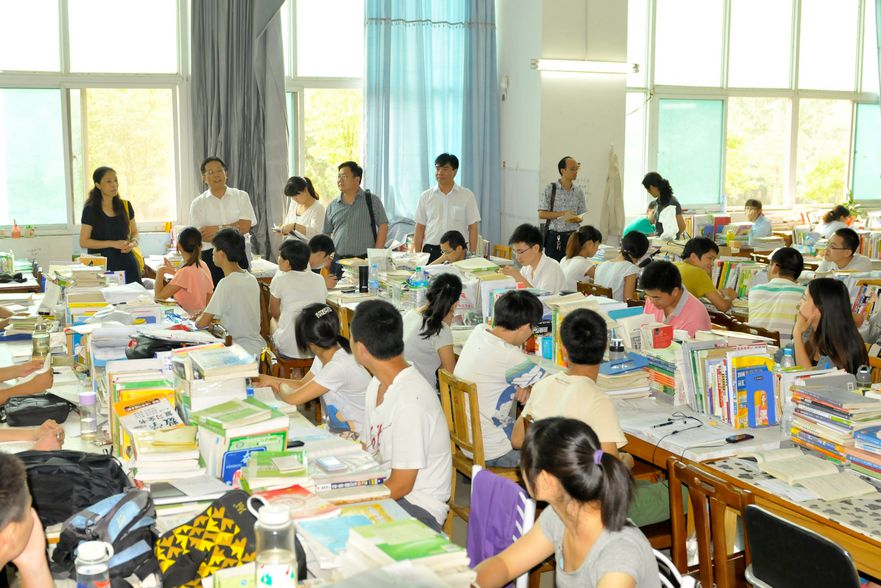 刘志刚副书记看望慰问暑期留校学生