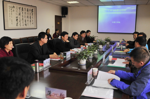 教育厅“文明餐桌示范学校食堂”考评组对我校进行考察评审