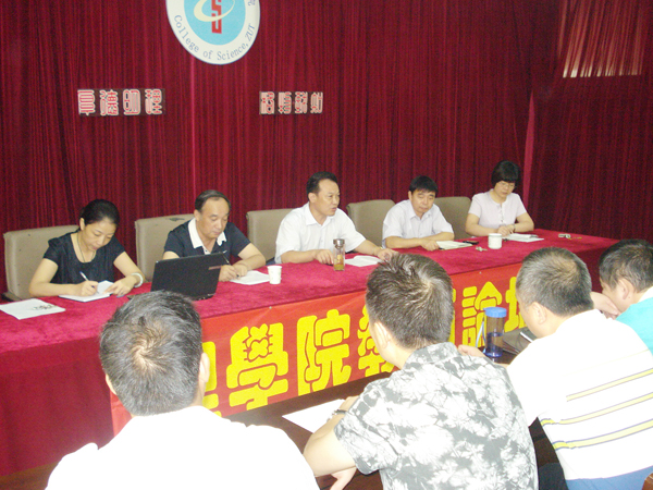 校党委副书记郭正让走访新闻与传播学院和理学院