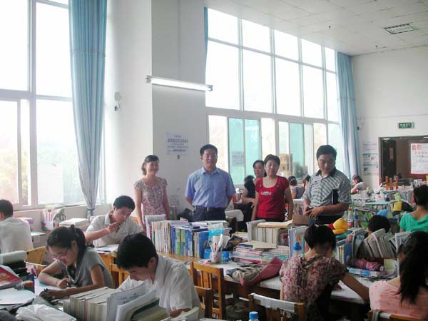 刘志刚副书记看望暑期留校学生