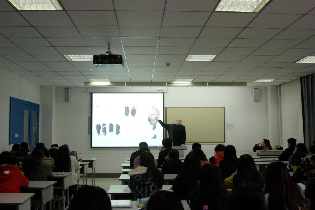 曼彻斯特城市大学高级讲师约翰·恩萧先生为我校学生授课