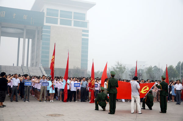 我校隆重举行毕业生党员重温入党誓词暨升旗仪式