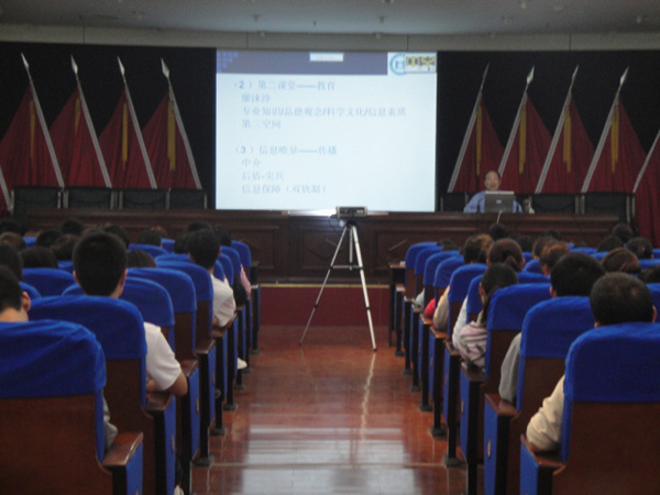 给您一把金钥匙—我校新生图书馆资源利用教育拉开帷幕