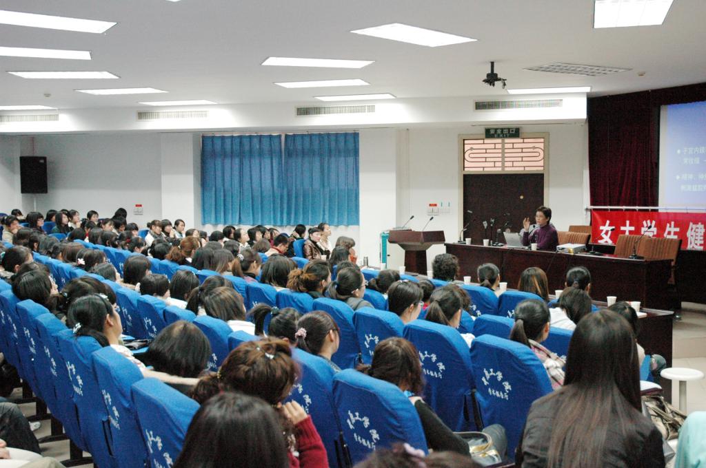 郑州大学博士生导师史惠蓉教授为我校女生作健康知识讲座