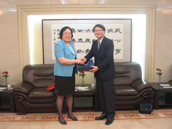 韩国启明大学中国中心主任朴龙镇教授一行访问我校