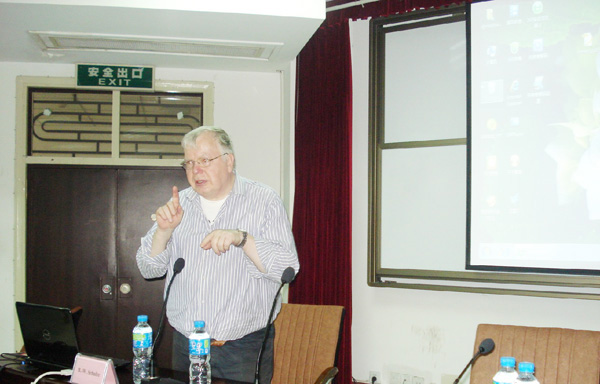 德国波茨坦大学教授、欧拉数学奖获得者Bert-Wolfgang Schulze 为我校师生作学术报告