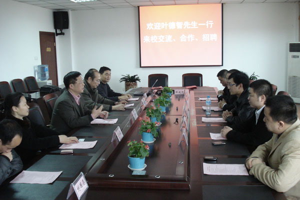 校友“反哺”母校 携企业回校合作、招聘