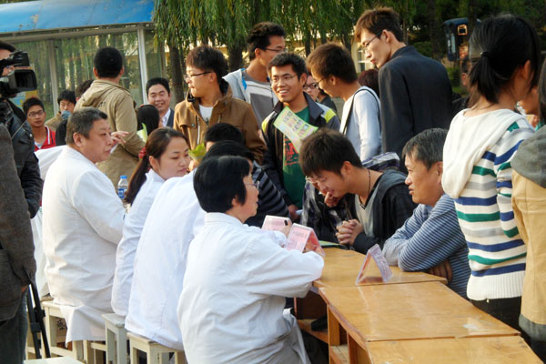 我校民主党派组织专家联合开展校园义诊活动