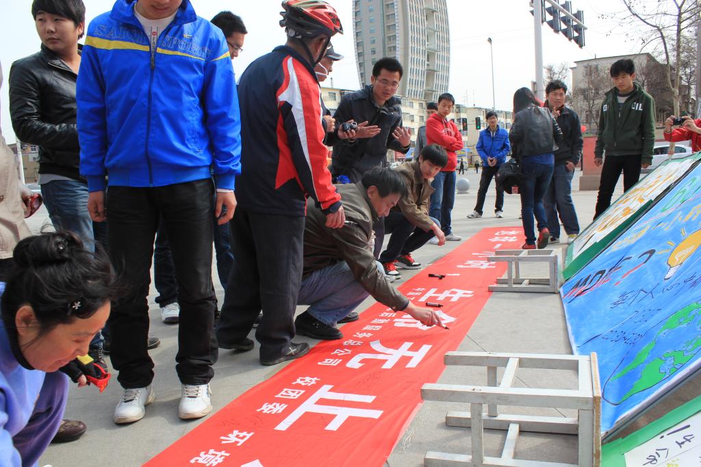“地球一小时” 我校用行动响应低碳生活