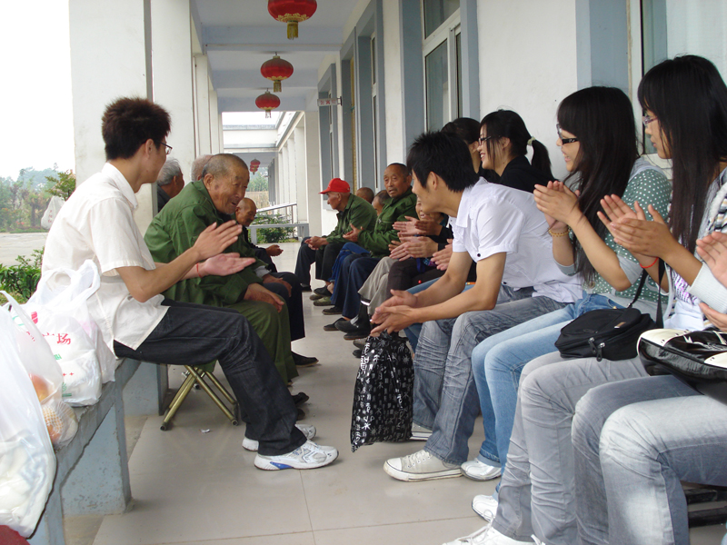 有我在你不再孤单—电子信息学院学生党员与孤寡老人一起过端午节